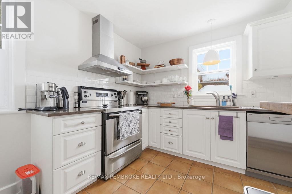 216 Metcalfe Street, Pembroke, Ontario  K8A 2V7 - Photo 5 - X12913018