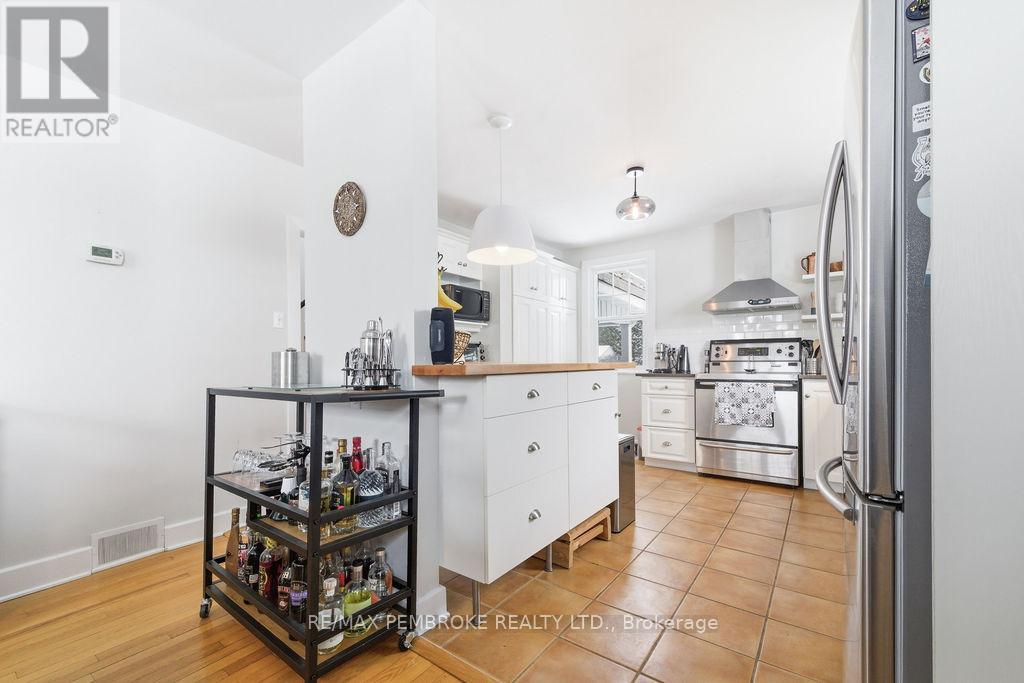 216 Metcalfe Street, Pembroke, Ontario  K8A 2V7 - Photo 7 - X12913018