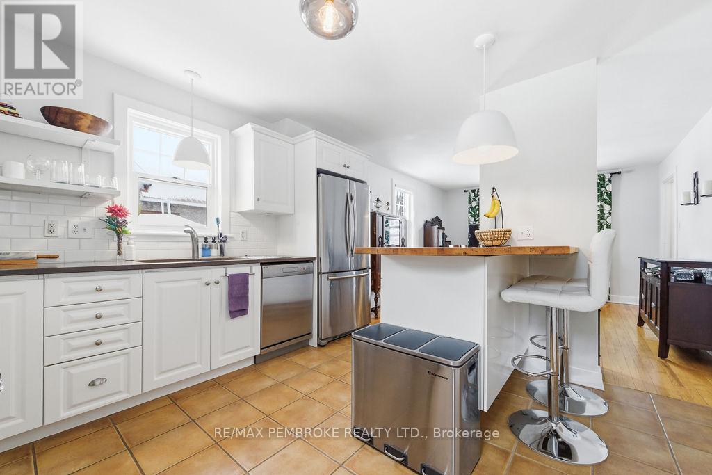 216 Metcalfe Street, Pembroke, Ontario  K8A 2V7 - Photo 8 - X12913018