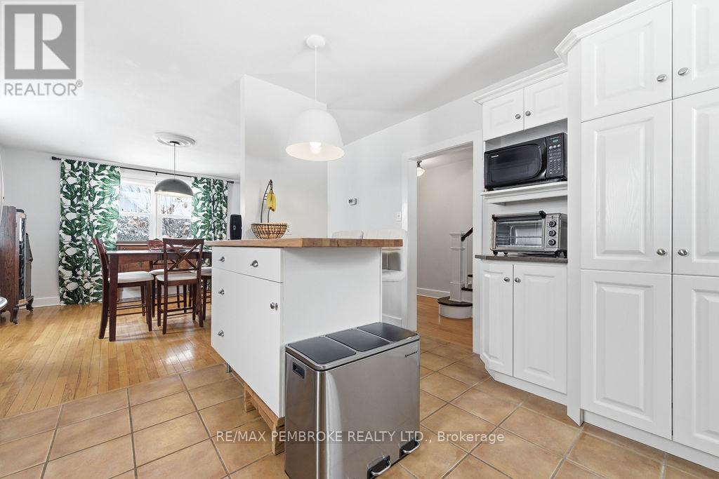 216 Metcalfe Street, Pembroke, Ontario  K8A 2V7 - Photo 9 - X12913018