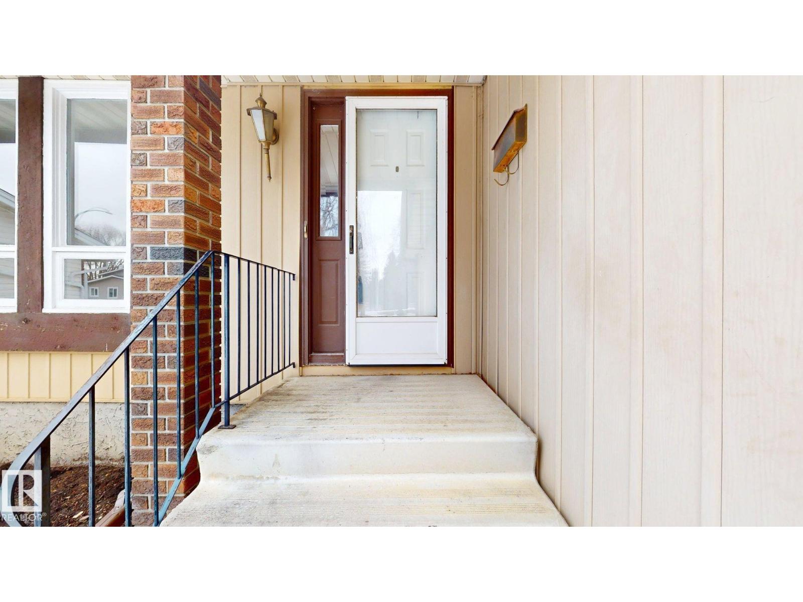 11 Woodlake Road, Sherwood Park, Alberta  T8A 4B3 - Photo 2 - E4477959