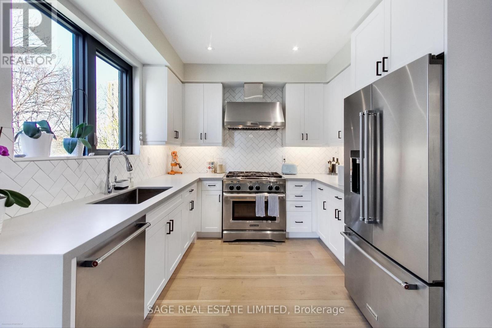 66 Pony Farm Drive, Toronto, Ontario  M9R 0B3 - Photo 4 - W12913044