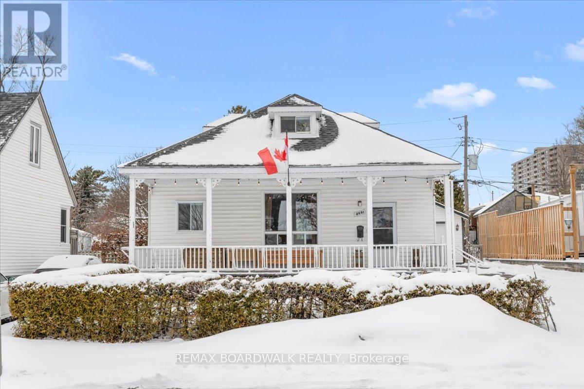 2691 Priscilla Street, Ottawa, Ontario  K2B 7E1 - Photo 2 - X12913094