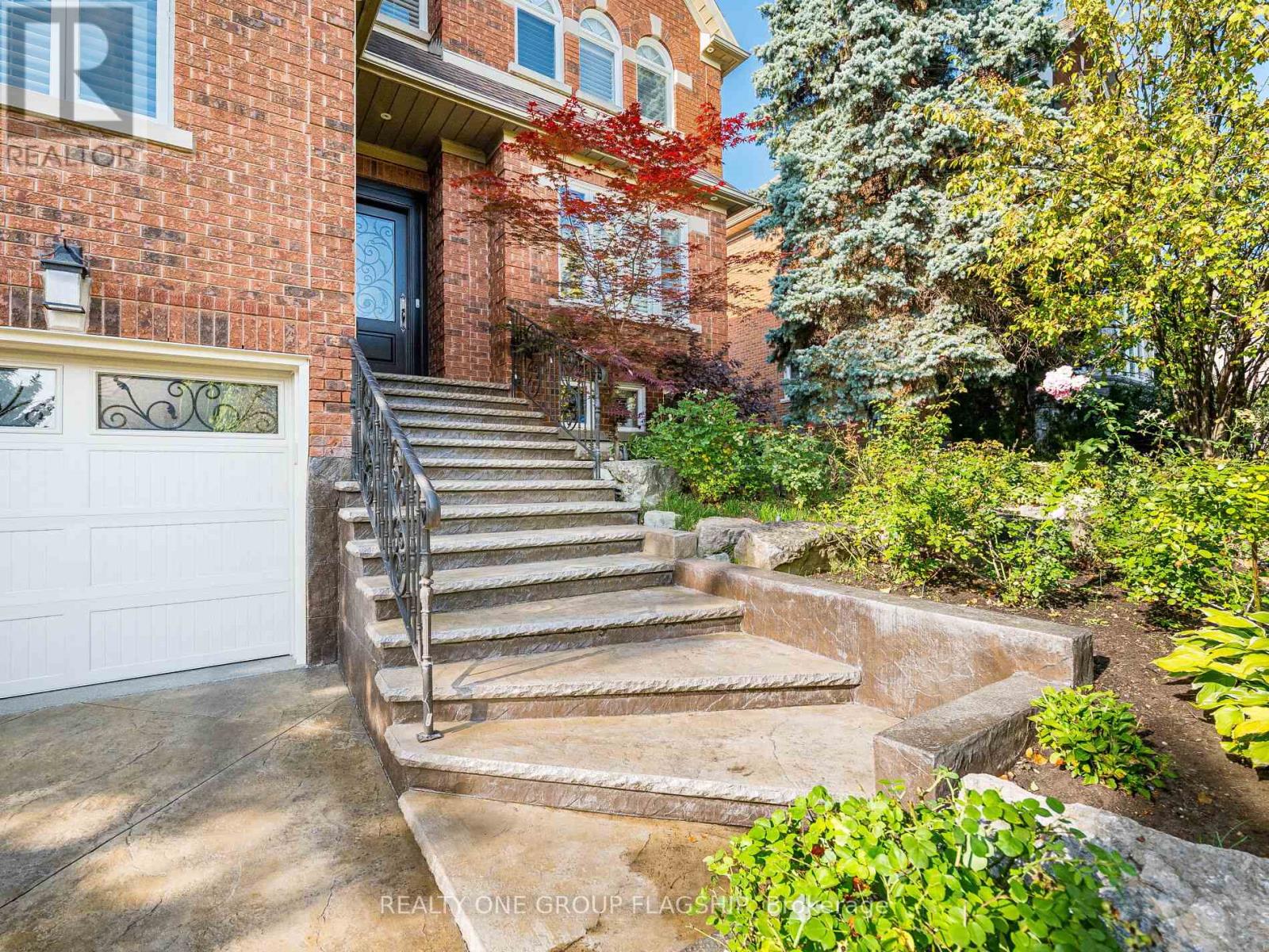 5290 Hilton Court, Mississauga, Ontario  L5M 5B5 - Photo 4 - W12913062