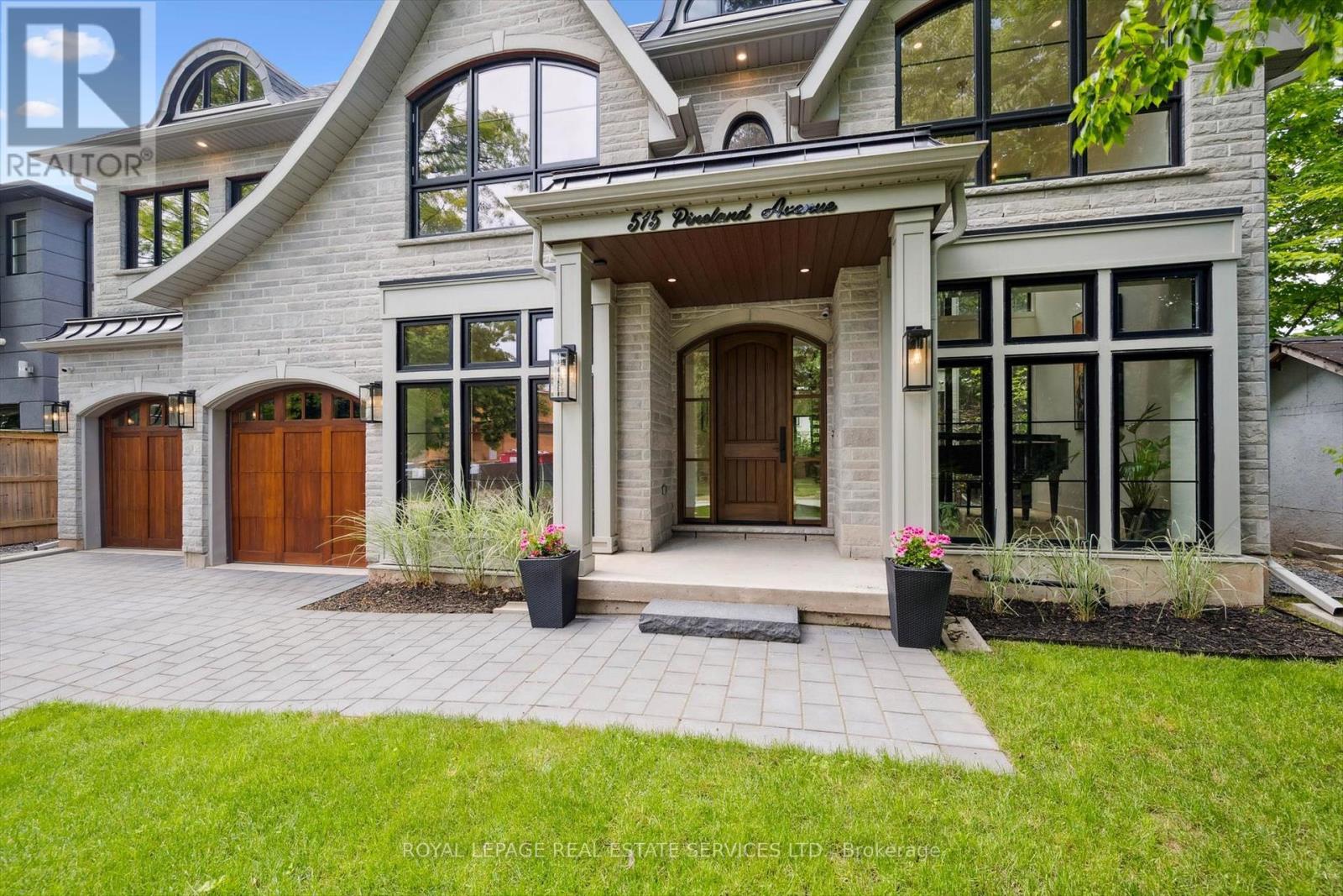 515 Pineland Avenue, Oakville, Ontario  L6K 1Z9 - Photo 3 - W12913148