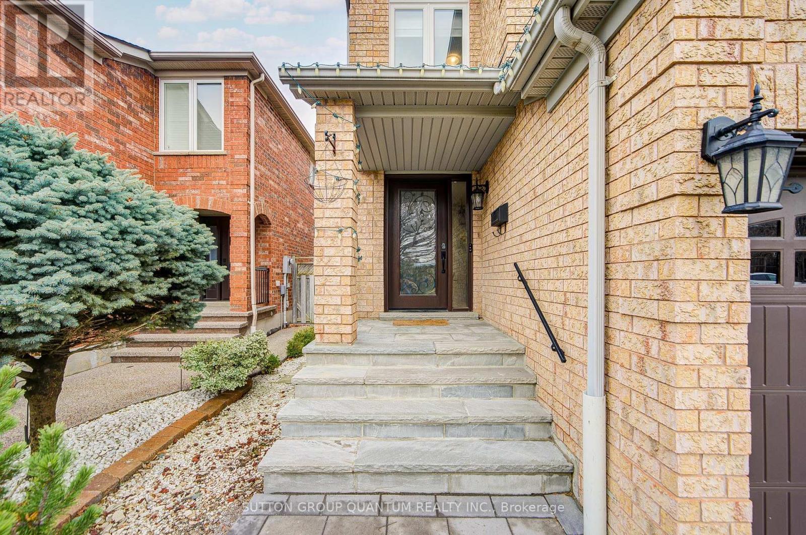 2829 Cartwright Crescent, Mississauga, Ontario  L5M 5W4 - Photo 2 - W12913166