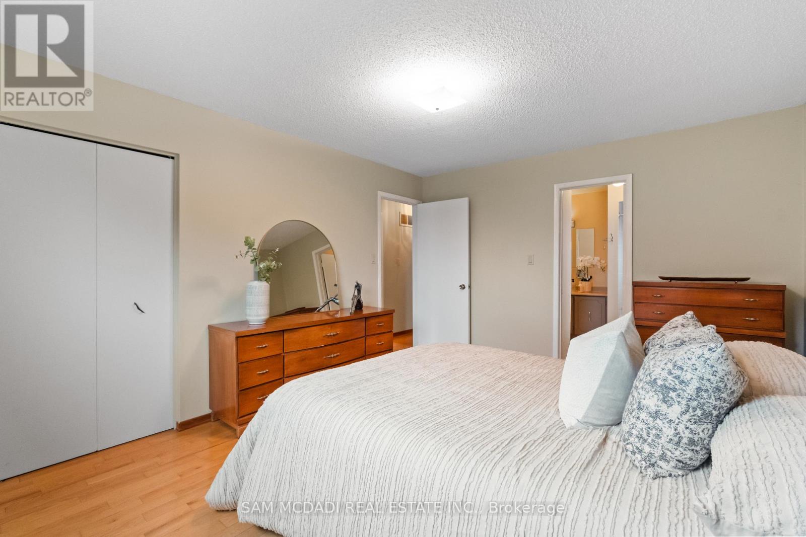 556 Paisley Boulevard W, Mississauga, Ontario  L5B 2M4 - Photo 14 - W12913180