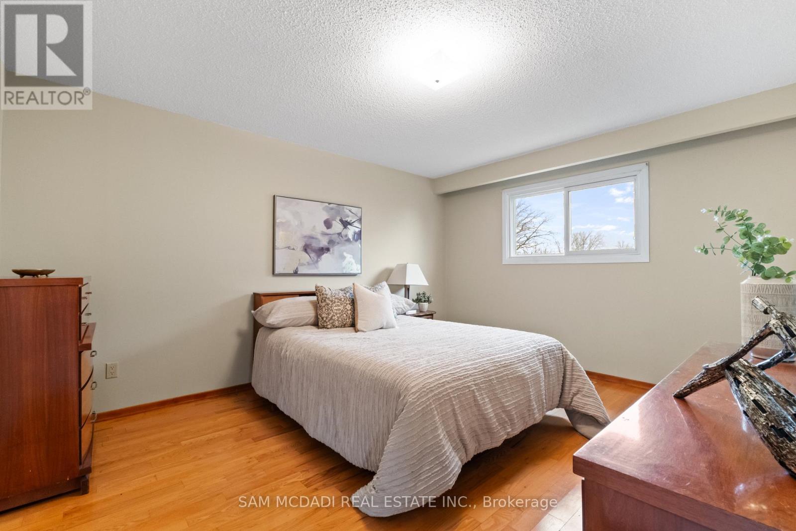 556 Paisley Boulevard W, Mississauga, Ontario  L5B 2M4 - Photo 15 - W12913180