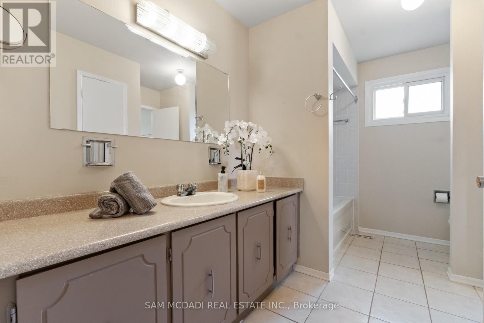 556 Paisley Boulevard W, Mississauga, Ontario  L5B 2M4 - Photo 16 - W12913180