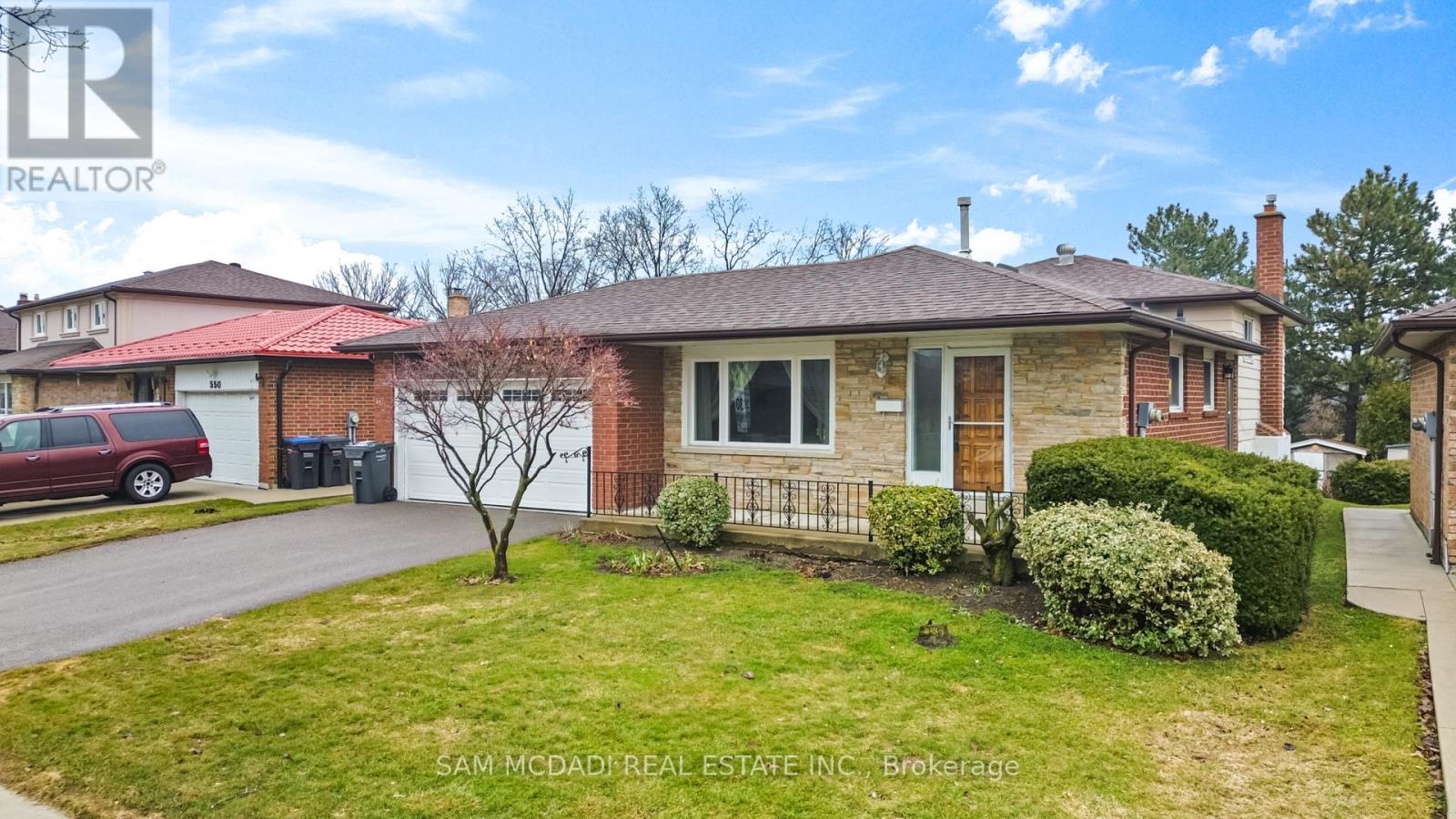 556 Paisley Boulevard W, Mississauga, Ontario  L5B 2M4 - Photo 2 - W12913180