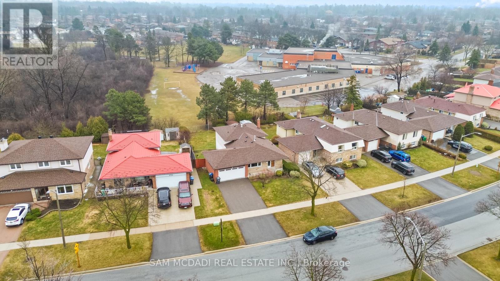 556 Paisley Boulevard W, Mississauga, Ontario  L5B 2M4 - Photo 3 - W12913180