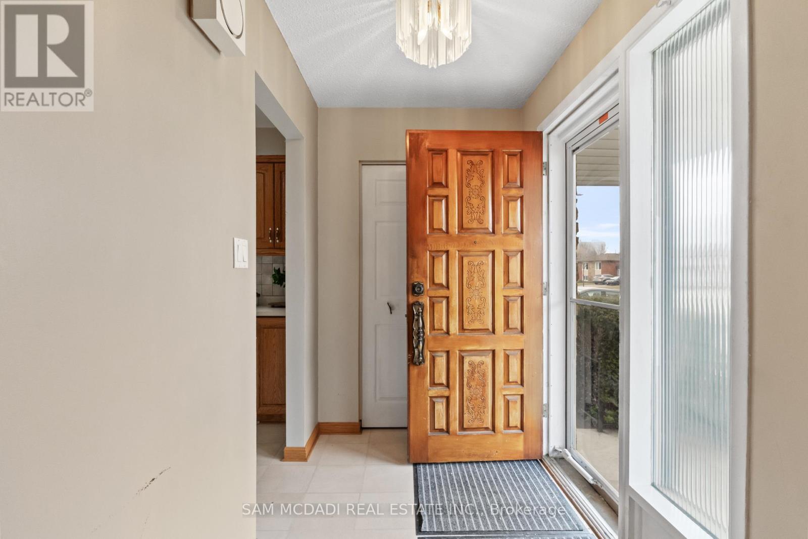 556 Paisley Boulevard W, Mississauga, Ontario  L5B 2M4 - Photo 4 - W12913180