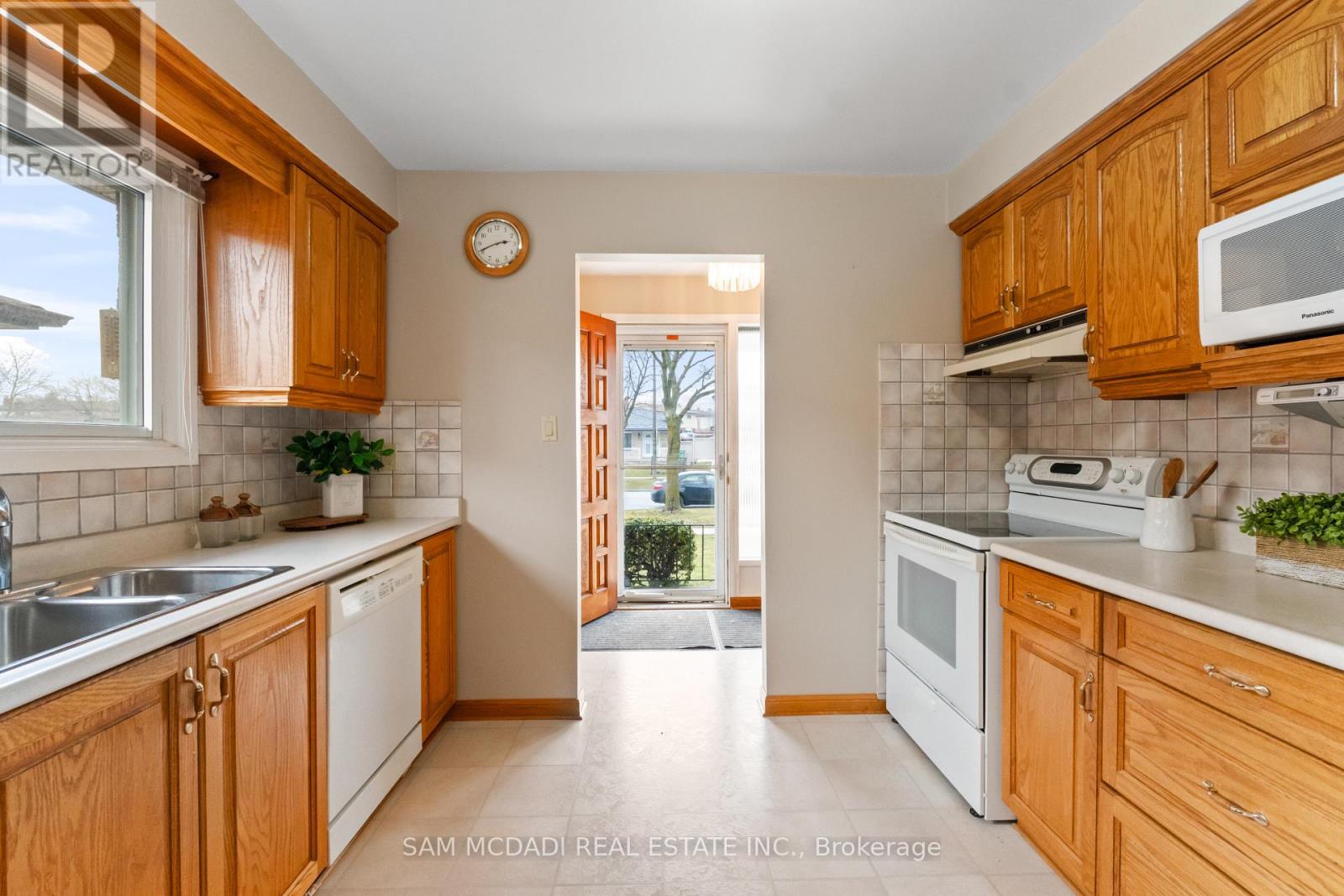 556 Paisley Boulevard W, Mississauga, Ontario  L5B 2M4 - Photo 5 - W12913180