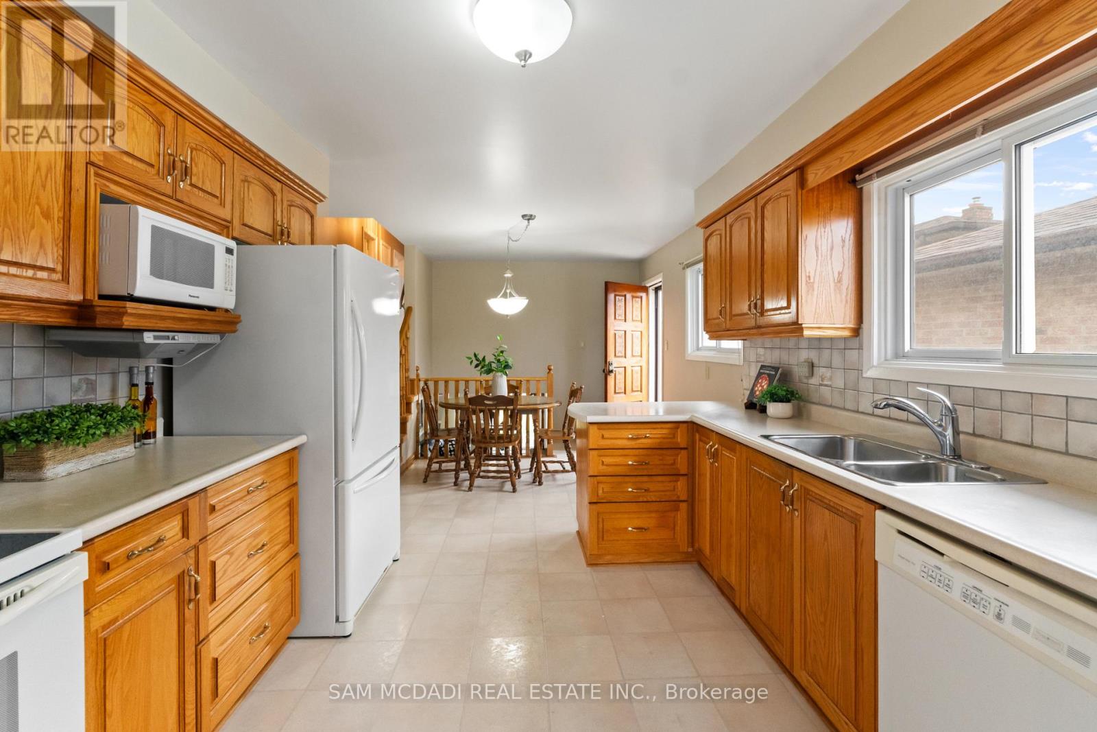 556 Paisley Boulevard W, Mississauga, Ontario  L5B 2M4 - Photo 7 - W12913180