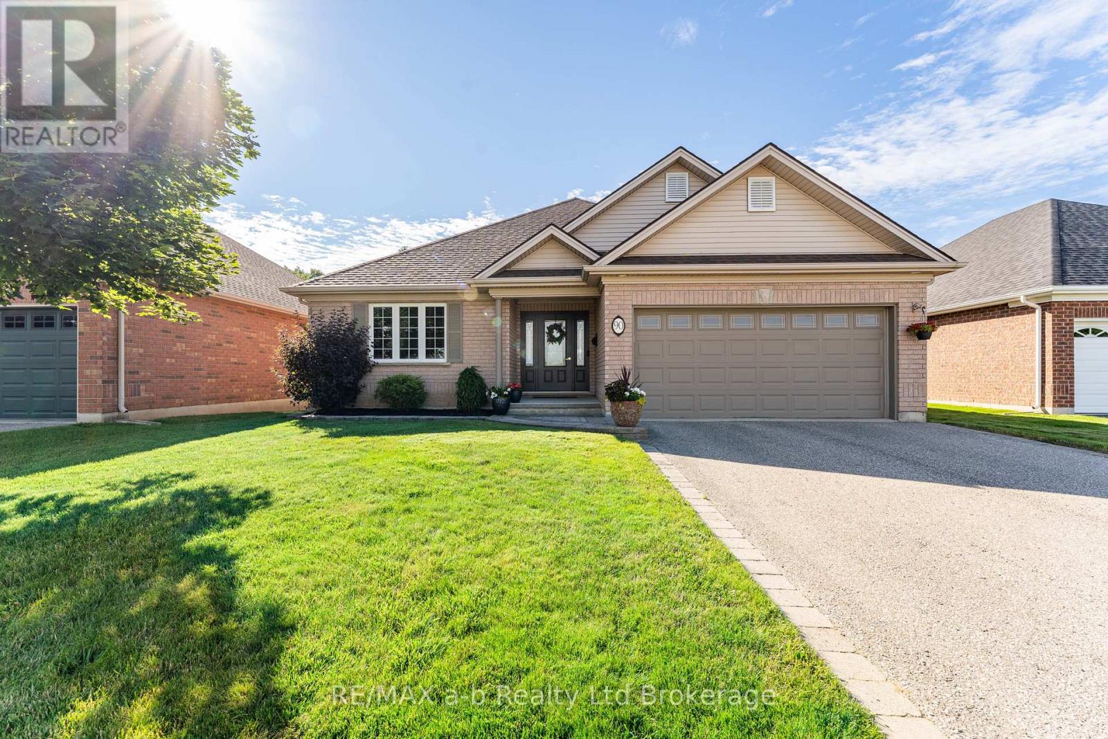 90 WESTON DRIVE, Tillsonburg, Ontario