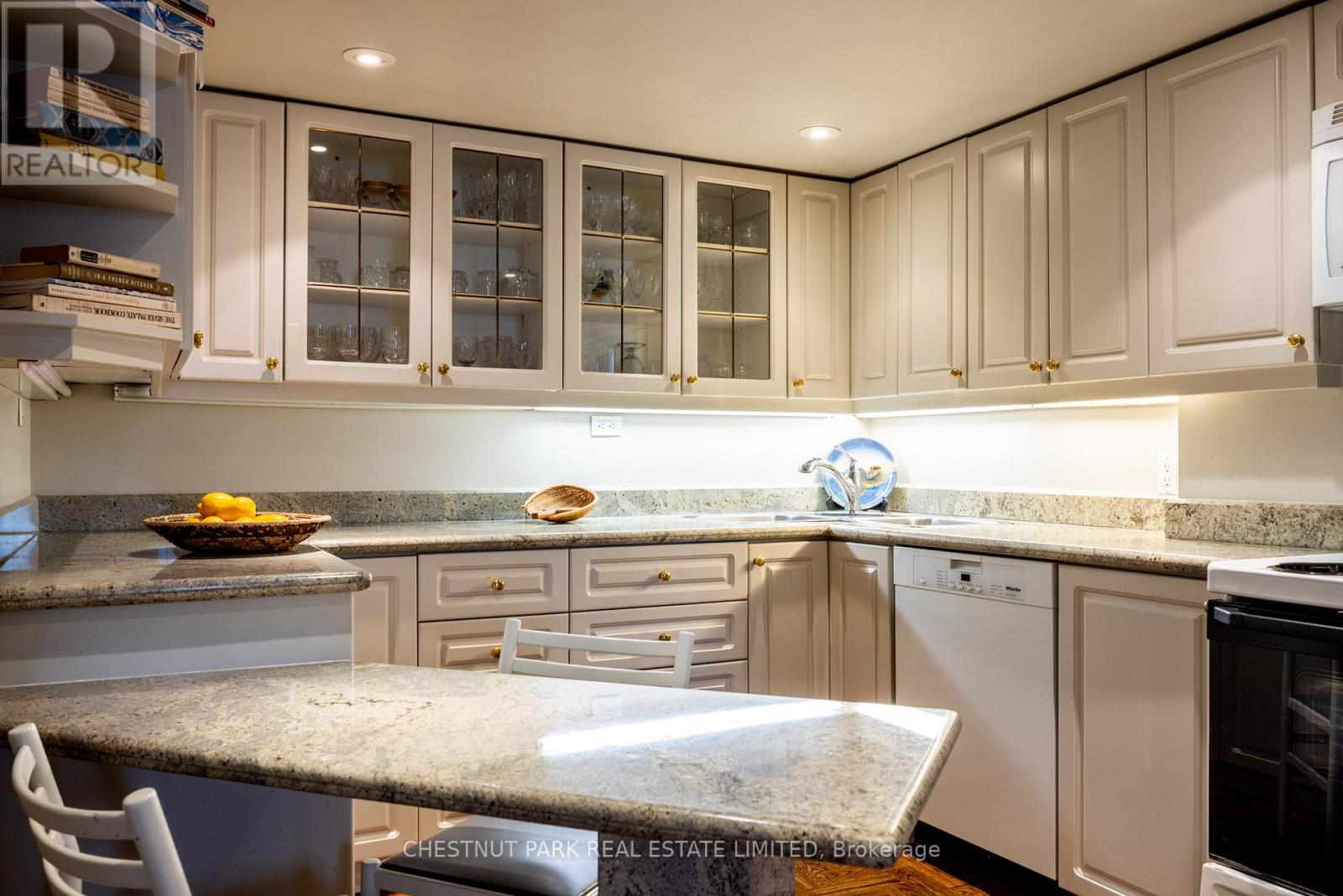 Suite 1002 - 63 St Clair Avenue W, Toronto (Yonge-St. Clair), Ontario  M4V 2Y9 - Photo 22 - C12913192