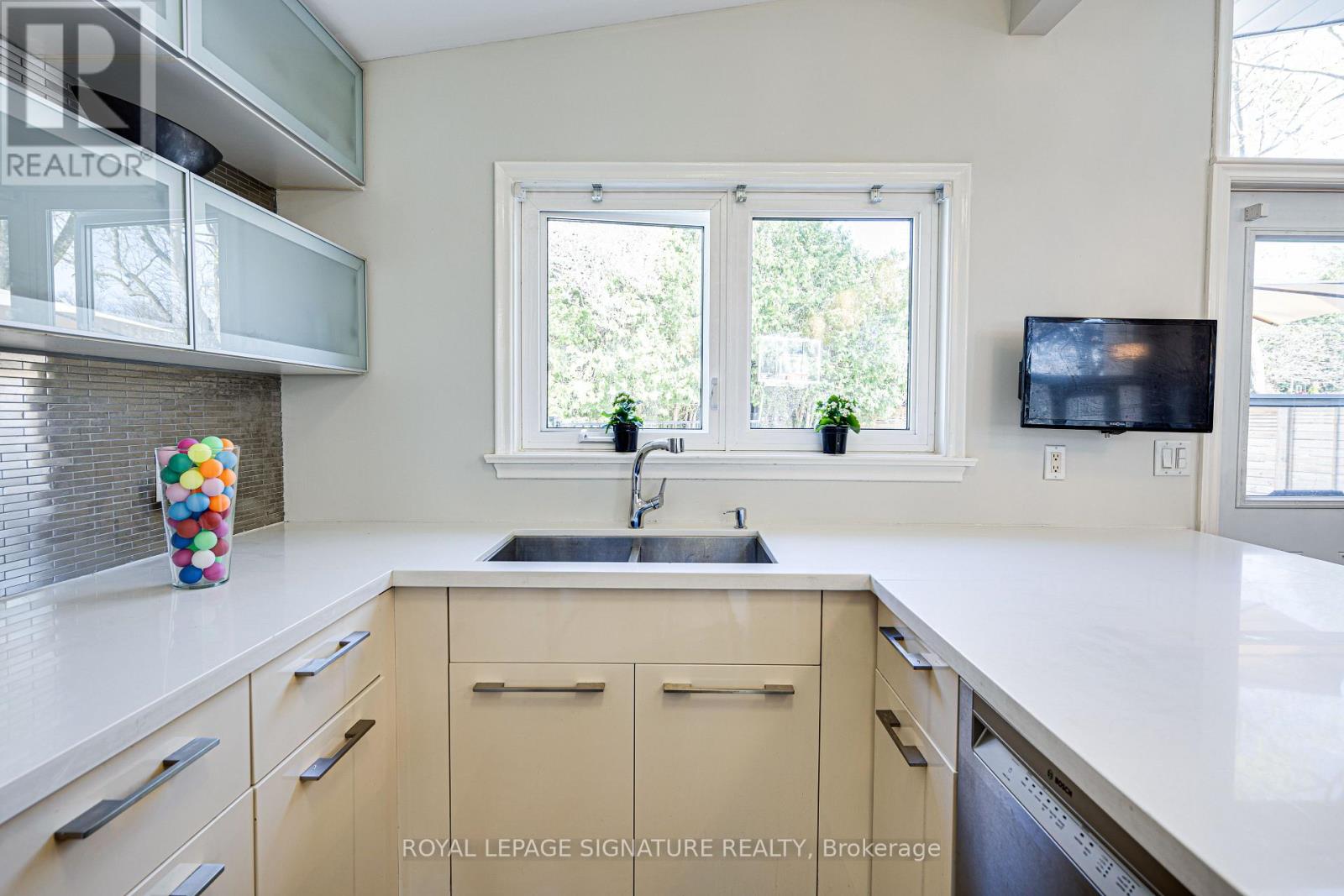 2 Parmbelle Crescent, Toronto, Ontario  M3A 3G6 - Photo 3 - C12913208