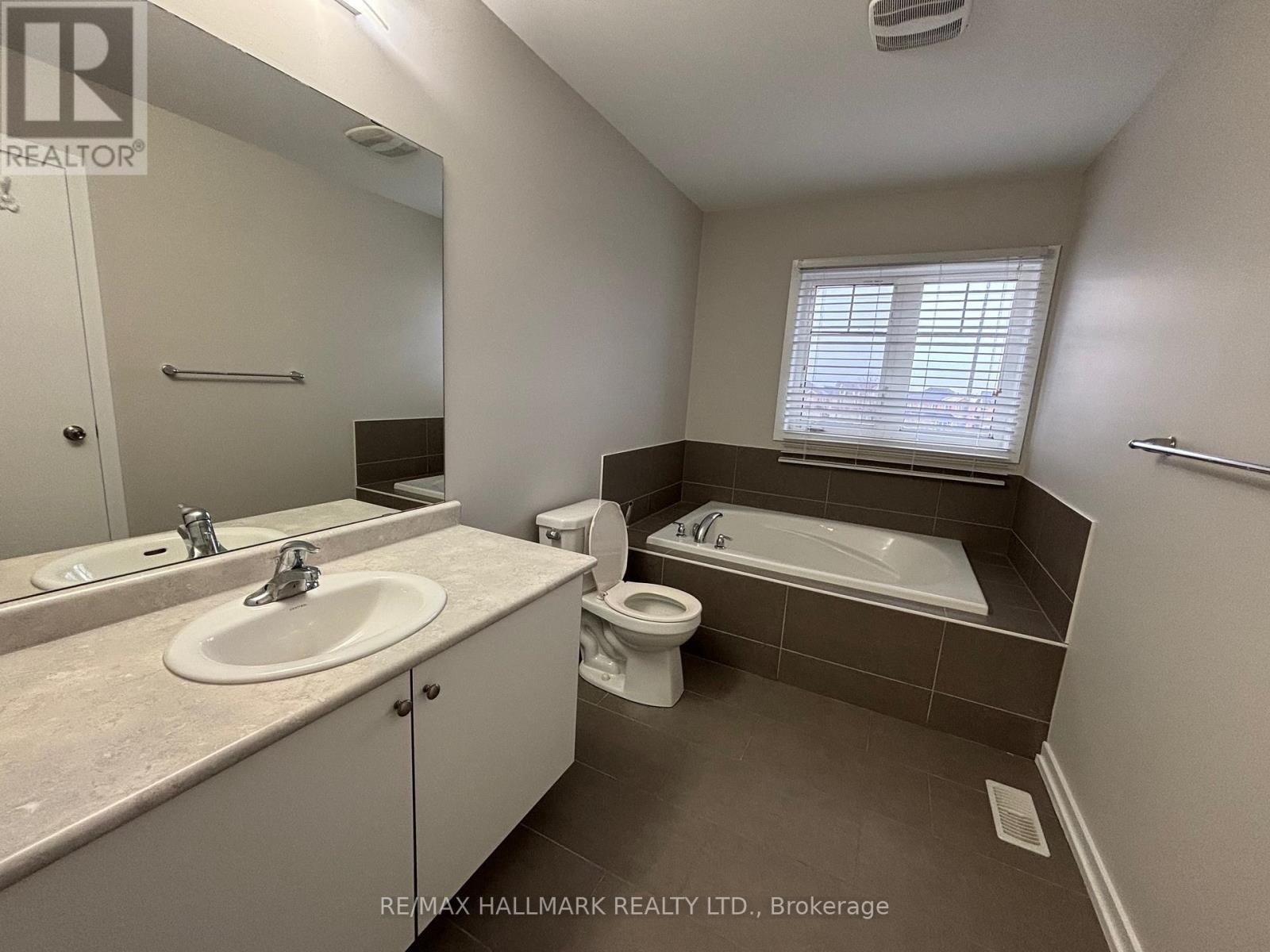 94 Golden Springs Drive, Brampton, Ontario  L7A 0C7 - Photo 9 - W12913236