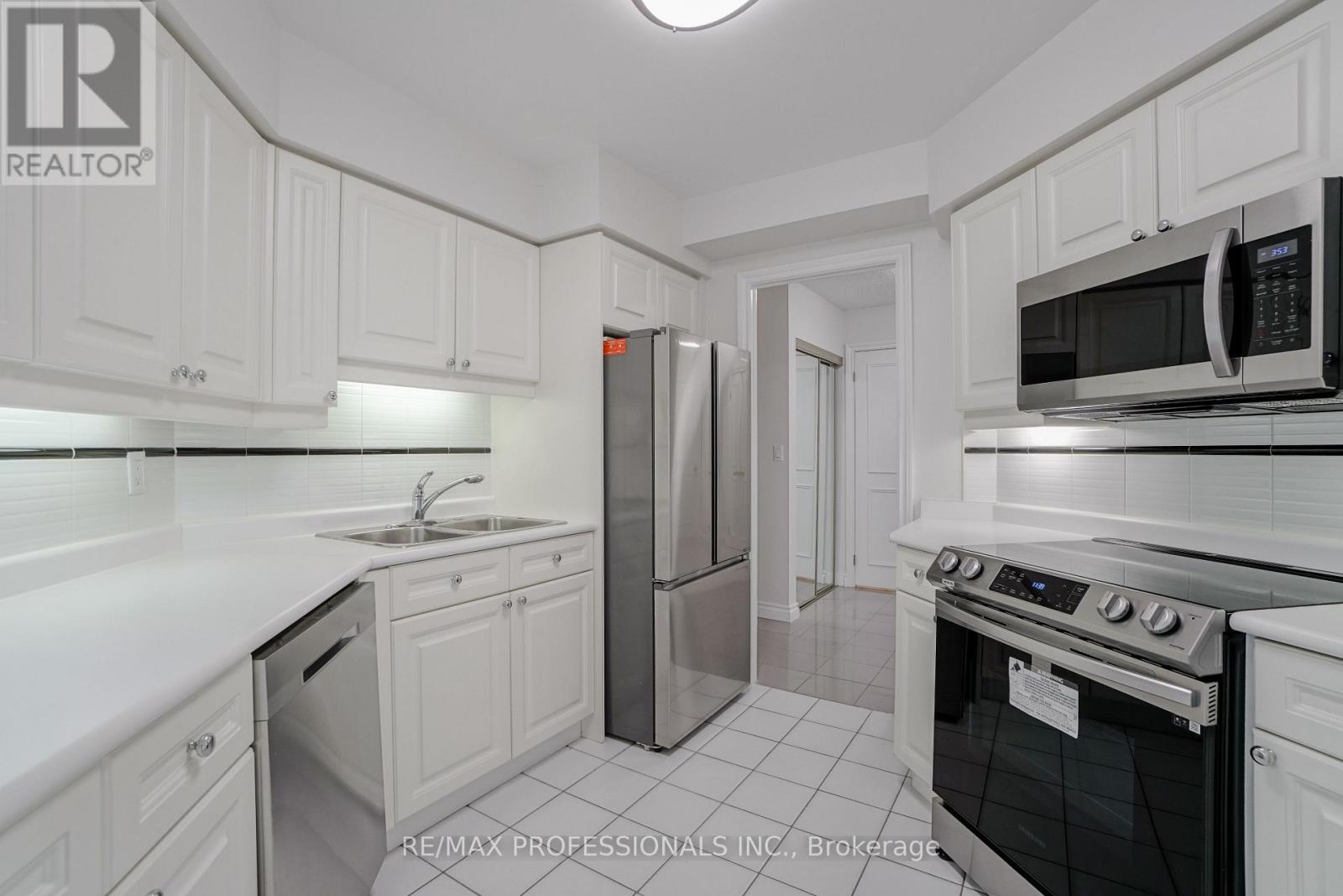 1108 - 1 Palace Pier Court, Toronto, Ontario  M8V 3W9 - Photo 11 - W12913268