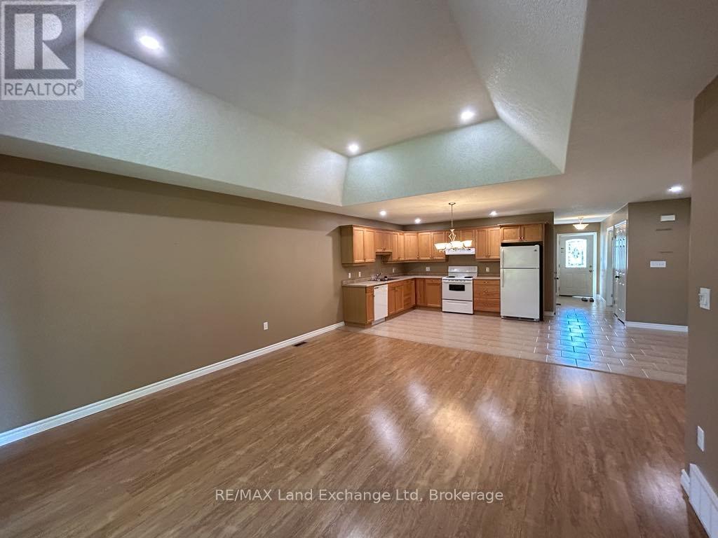 32 Victoria Street W, North Huron, Ontario N0G 2W0 - Photo 6 - X12861854