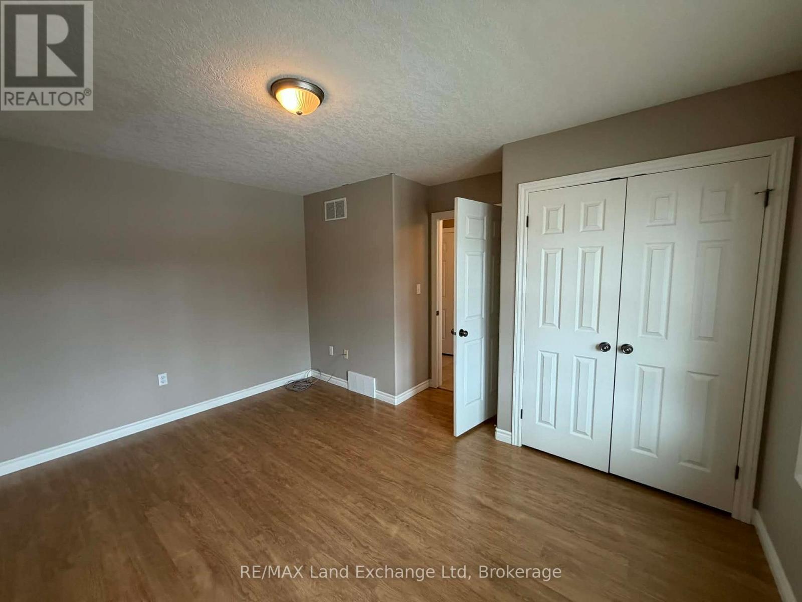 32 Victoria Street W, North Huron, Ontario N0G 2W0 - Photo 11 - X12861854