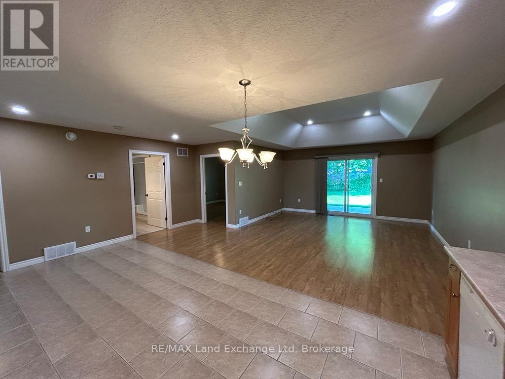 32 Victoria Street W, North Huron, Ontario N0G 2W0 - Photo 7 - X12861854