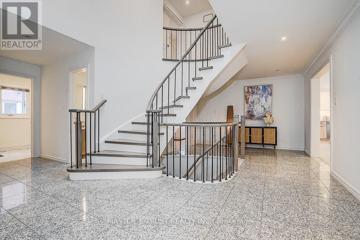 10 Melchior Crescent, Markham, Ontario  L3R 8Z6 - Photo 6 - N12910796