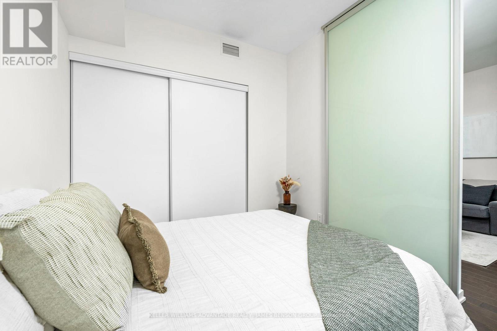 2206 - 103 The Queensway, Toronto, Ontario  M6S 5B3 - Photo 17 - W12910490