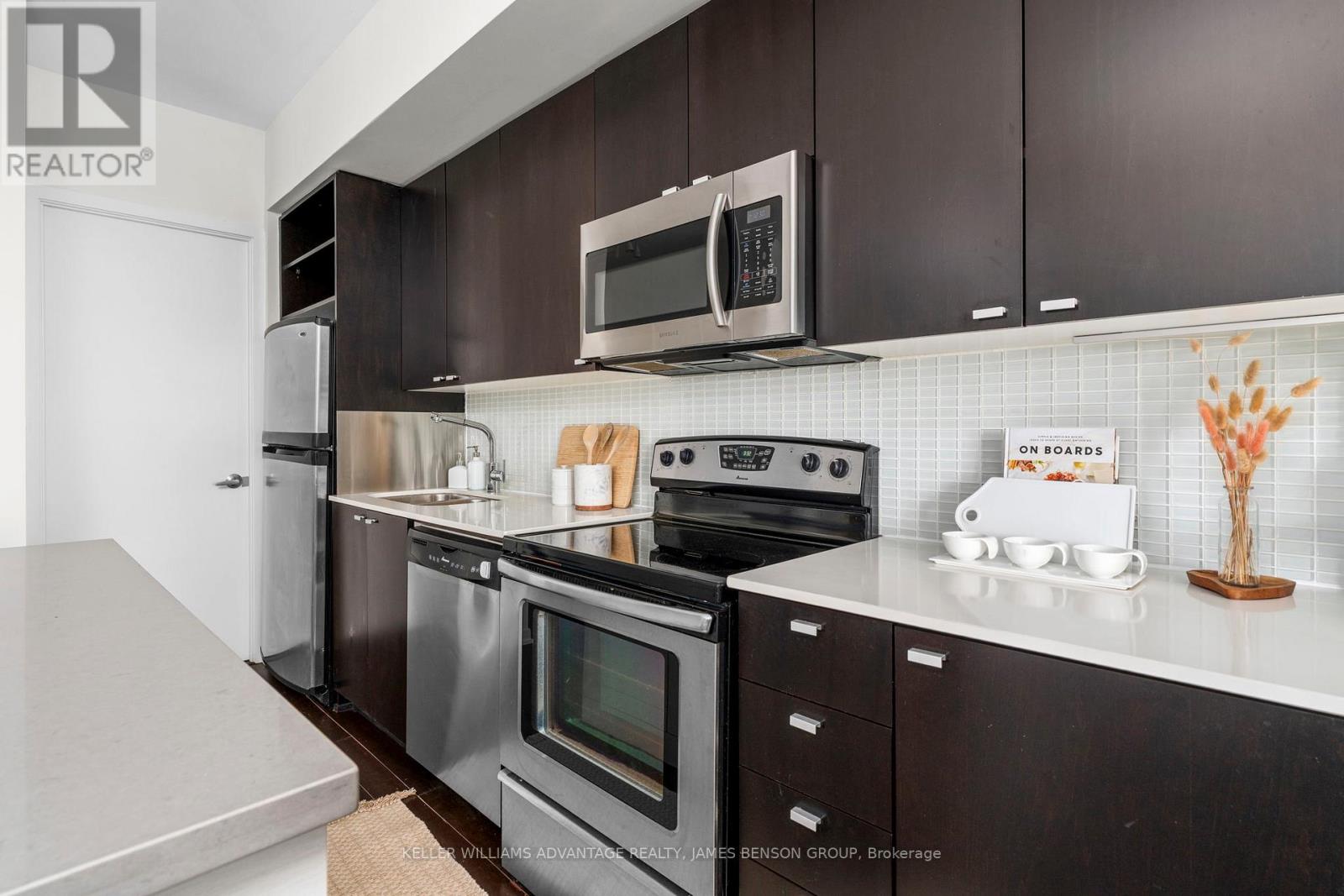 2206 - 103 The Queensway, Toronto, Ontario  M6S 5B3 - Photo 8 - W12910490