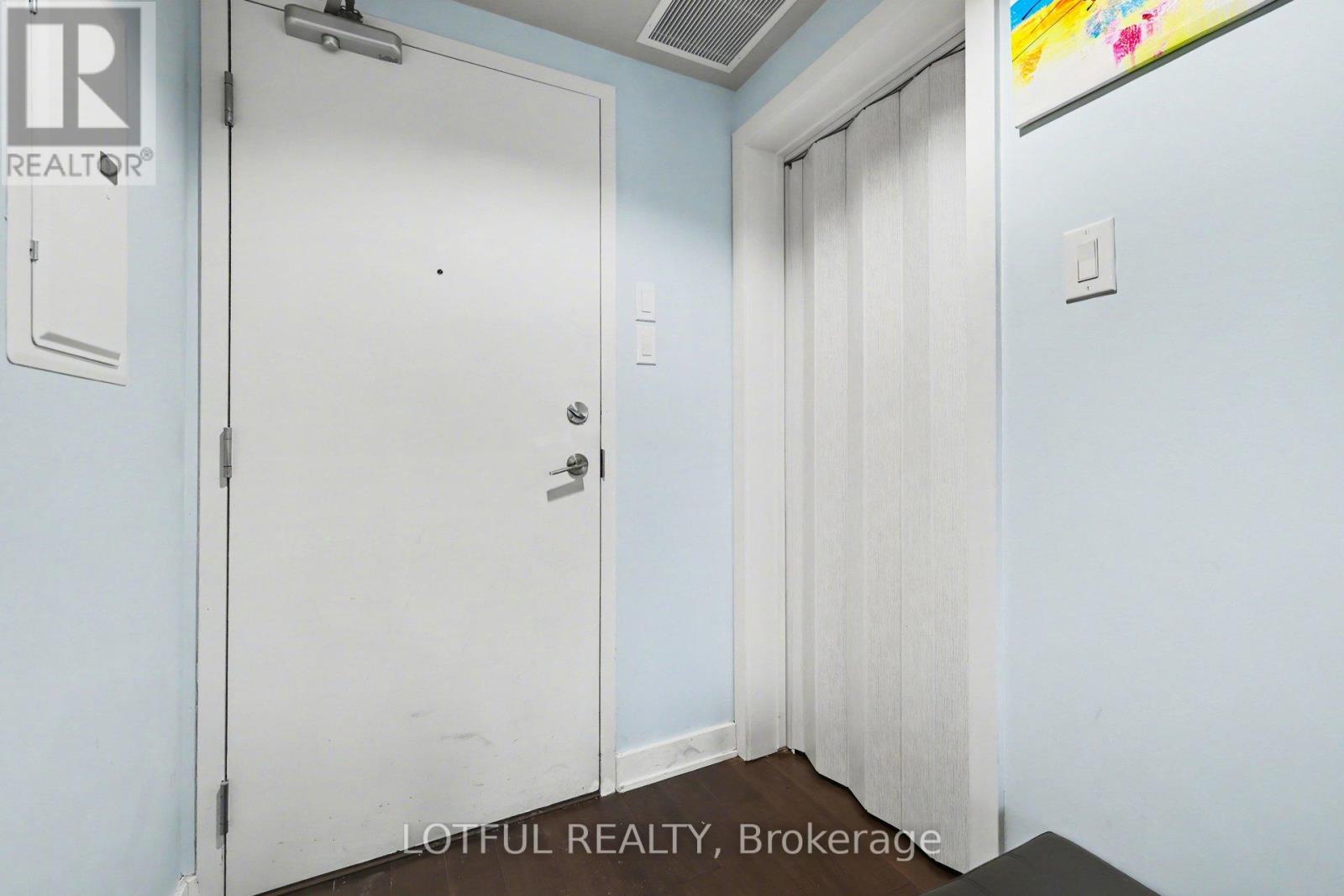 544 - 340 Mcleod Street, Ottawa, Ontario  K2P 1A4 - Photo 3 - X12913752