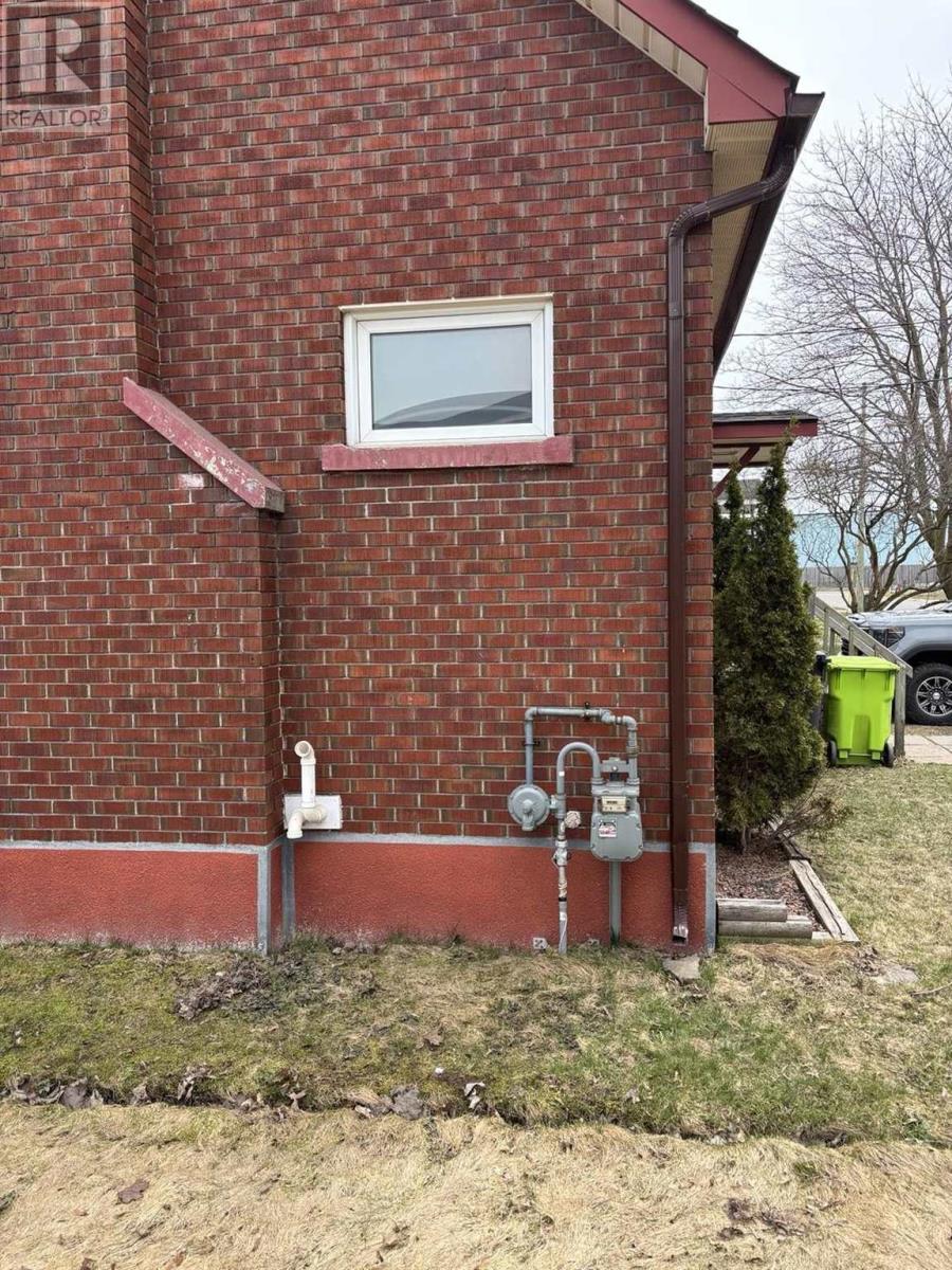 302 Sixth Ave, Sault Ste. Marie, Ontario  P6C 4K8 - Photo 2 - SM260522