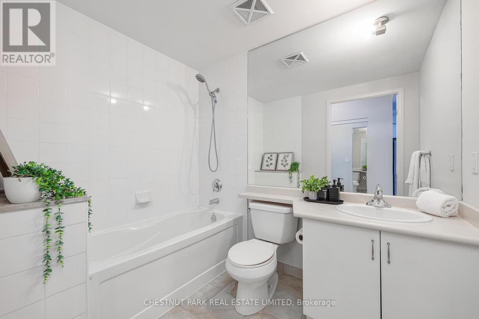 808 - 215 Fort York Boulevard, Toronto, Ontario  M5V 4A2 - Photo 11 - C12913470