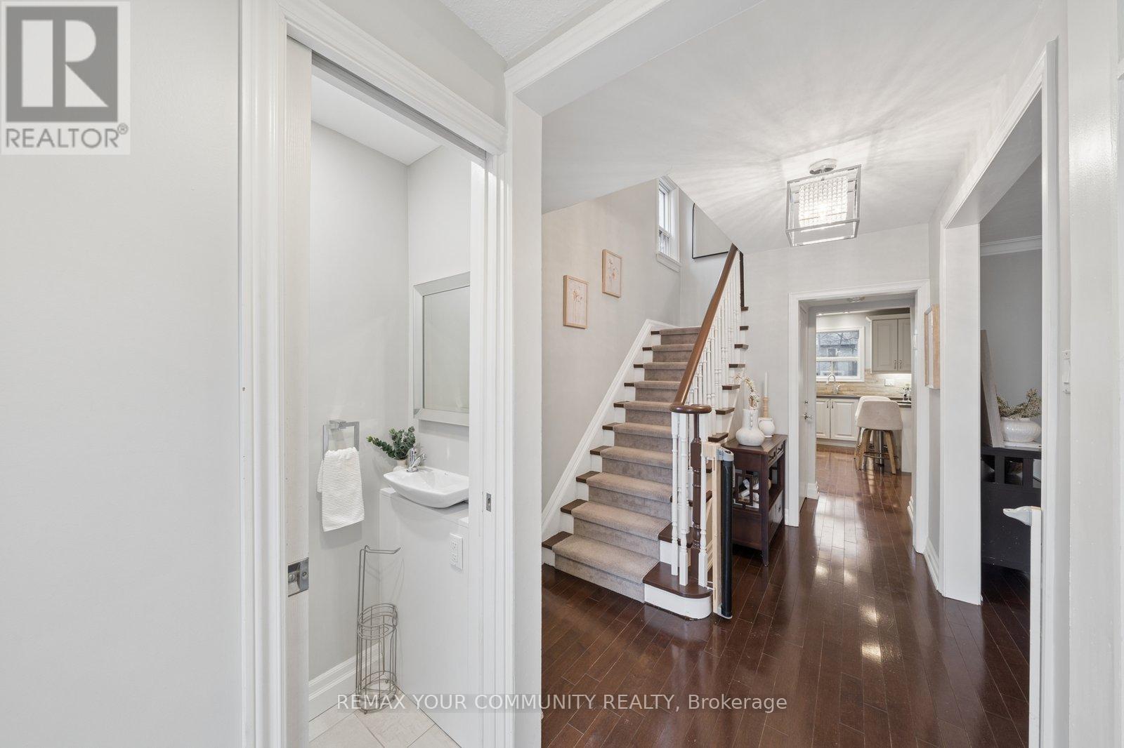 19 Newbury Lane, Toronto, Ontario  M3H 1H6 - Photo 4 - C12913480