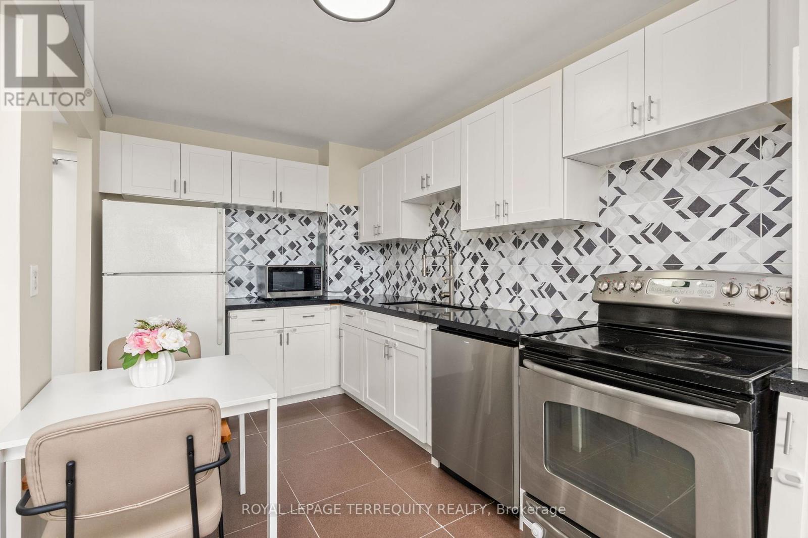 2204 - 715 Don Mills Road, Toronto (Flemingdon Park), Ontario  M3C 1S5 - Photo 12 - C12913498