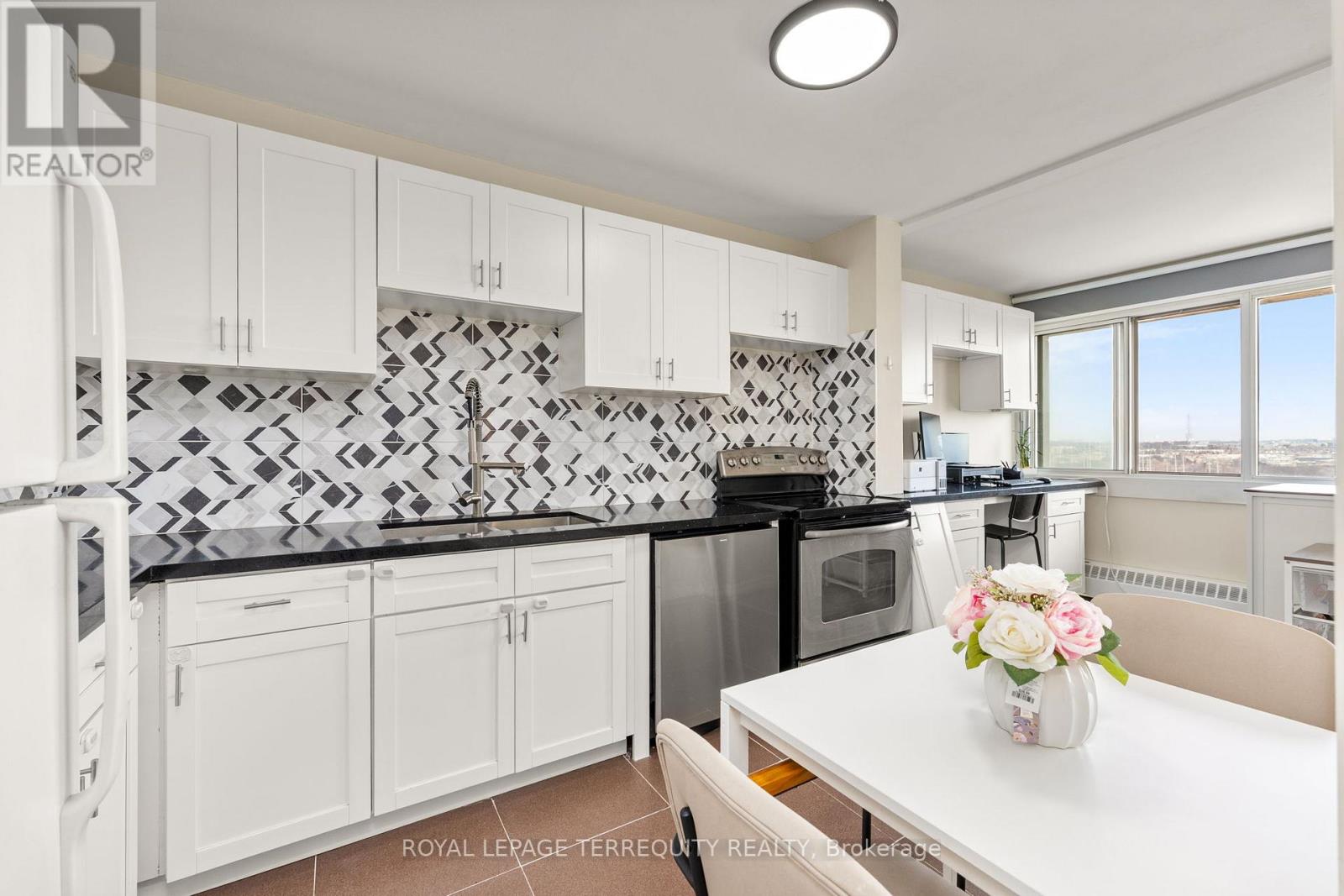 2204 - 715 Don Mills Road, Toronto (Flemingdon Park), Ontario  M3C 1S5 - Photo 9 - C12913498