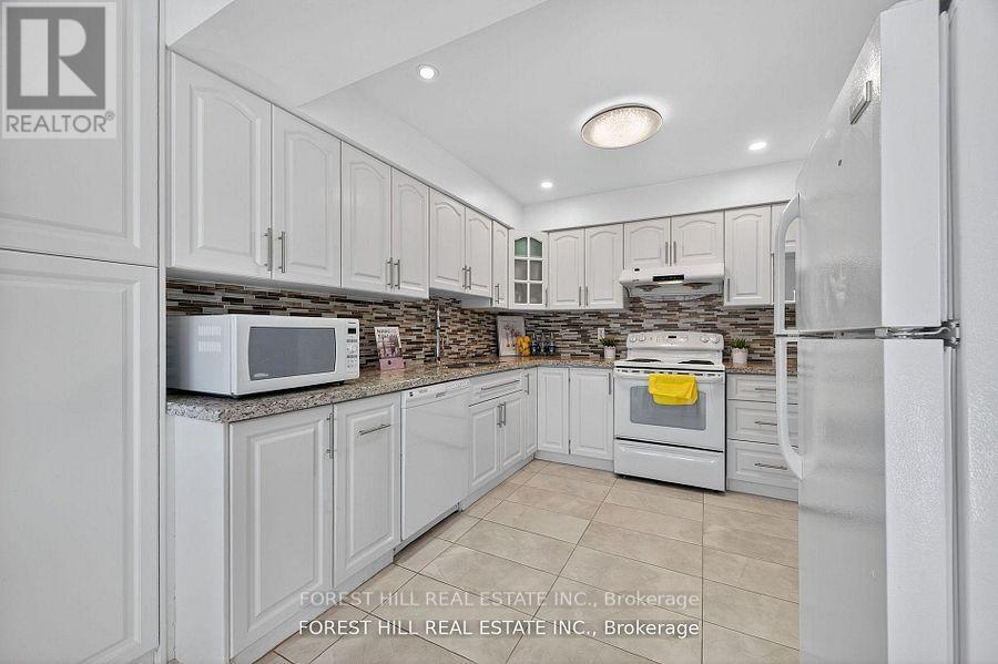 38 Carnival Court, Toronto (Westminster-Branson), Ontario  M2R 3T8 - Photo 4 - C12913542