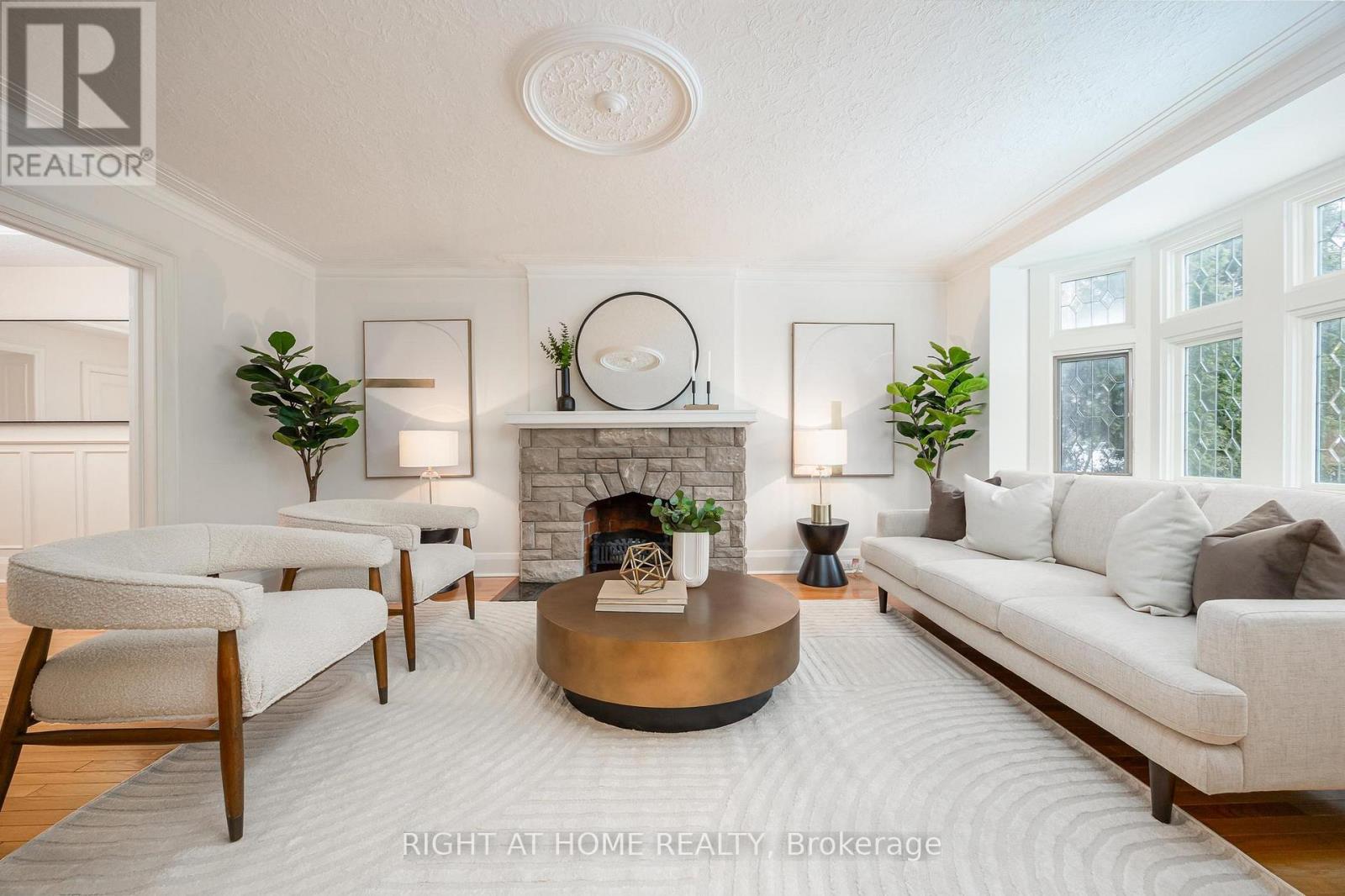 25 Fleming Crescent, Toronto, Ontario  M4G 2A9 - Photo 2 - C12913640