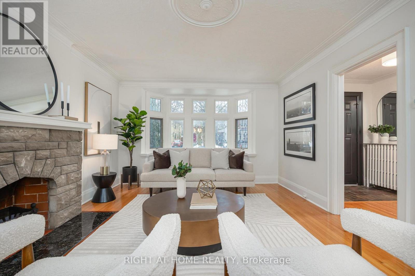 25 Fleming Crescent, Toronto, Ontario  M4G 2A9 - Photo 3 - C12913640