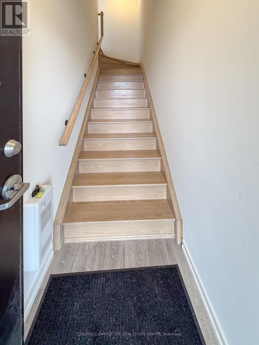 16 Lytham Green Circle, Newmarket, Ontario  L3Y 0H4 - Photo 2 - N12913442