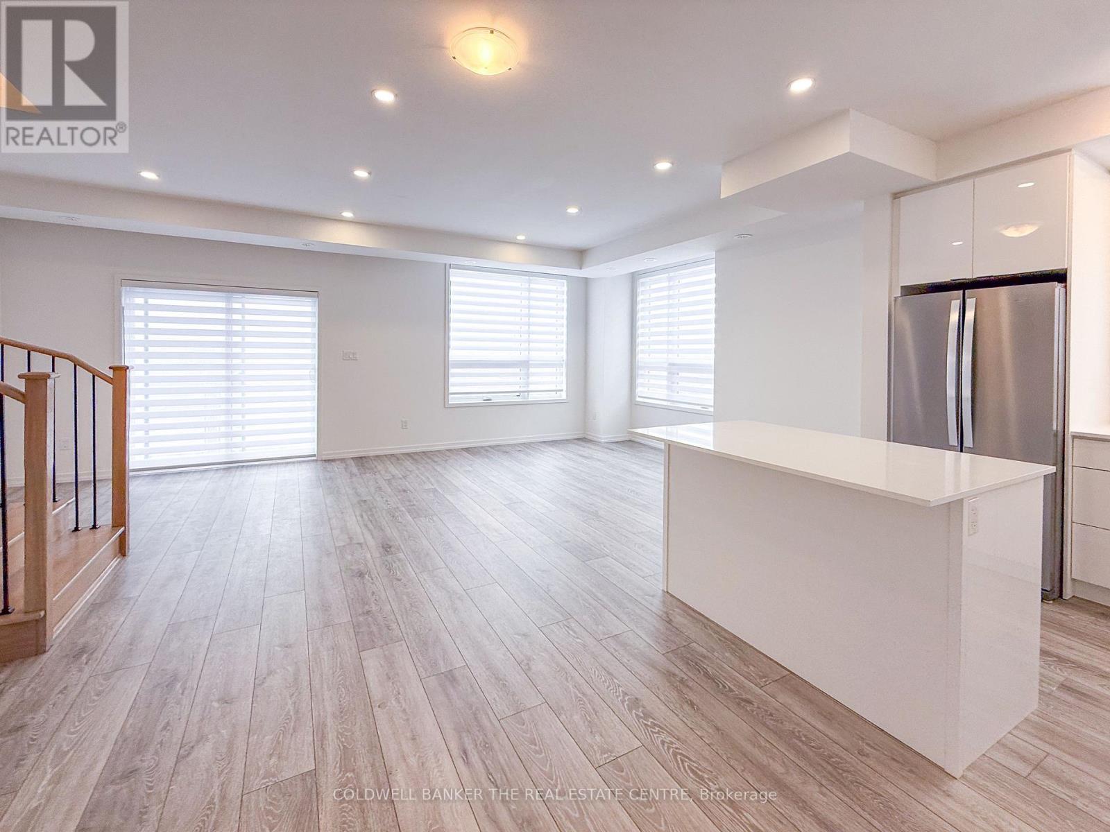 16 Lytham Green Circle, Newmarket, Ontario  L3Y 0H4 - Photo 4 - N12913442