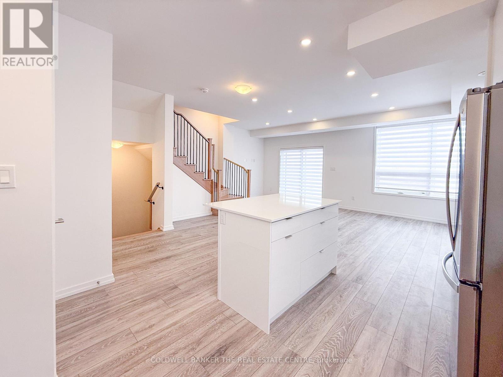 16 Lytham Green Circle, Newmarket, Ontario  L3Y 0H4 - Photo 5 - N12913442