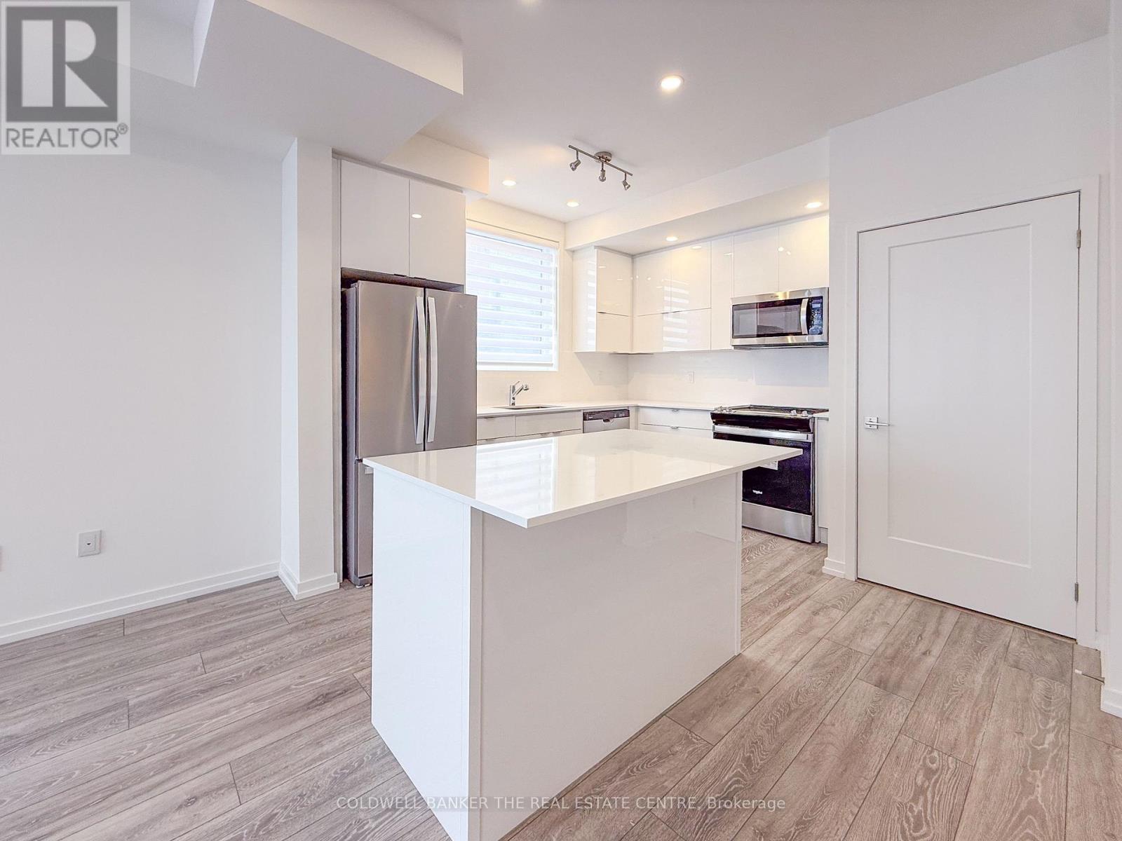 16 Lytham Green Circle, Newmarket, Ontario  L3Y 0H4 - Photo 6 - N12913442