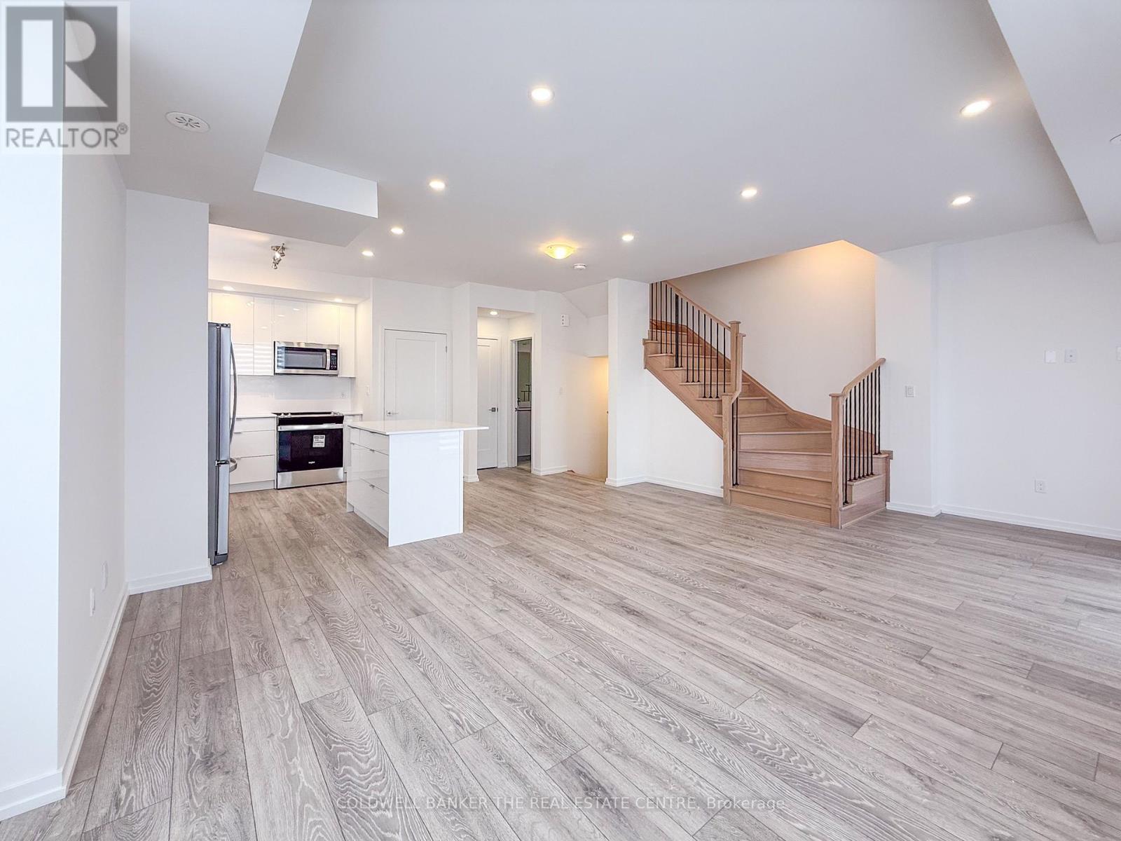 16 Lytham Green Circle, Newmarket, Ontario  L3Y 0H4 - Photo 7 - N12913442