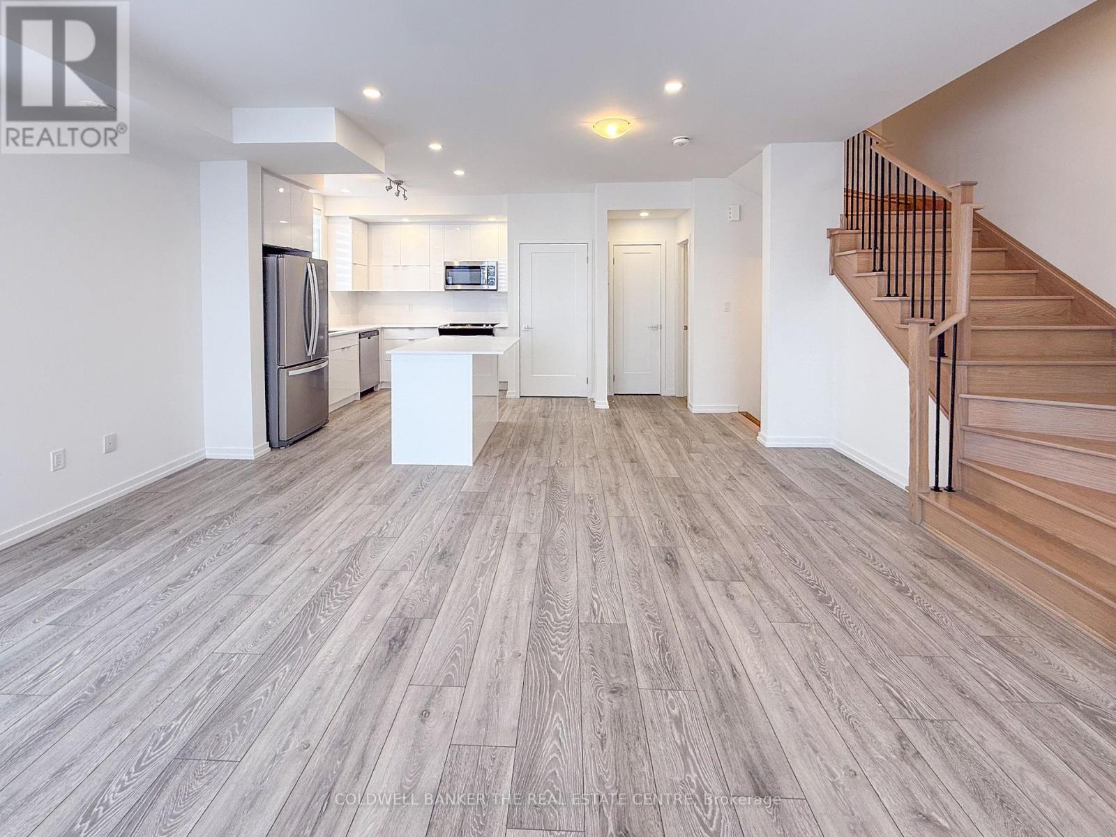 16 Lytham Green Circle, Newmarket, Ontario  L3Y 0H4 - Photo 8 - N12913442