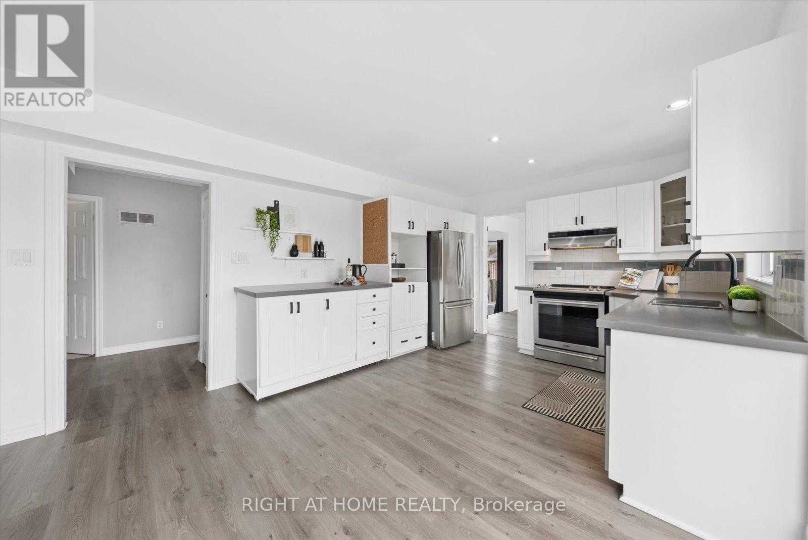 1252 Shore Acres Drive, Innisfil, Ontario  L0L 1R0 - Photo 11 - N12913548