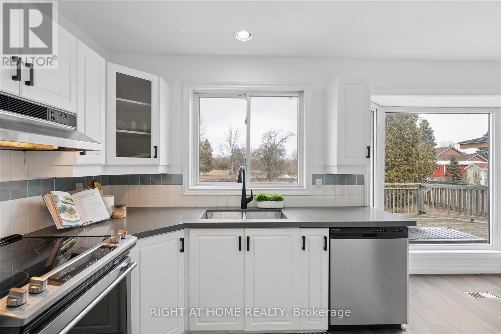 1252 Shore Acres Drive, Innisfil, Ontario  L0L 1R0 - Photo 15 - N12913548