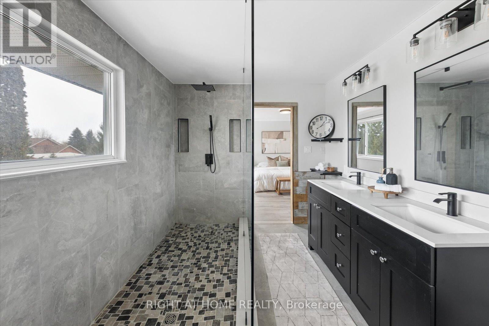 1252 Shore Acres Drive, Innisfil, Ontario  L0L 1R0 - Photo 28 - N12913548