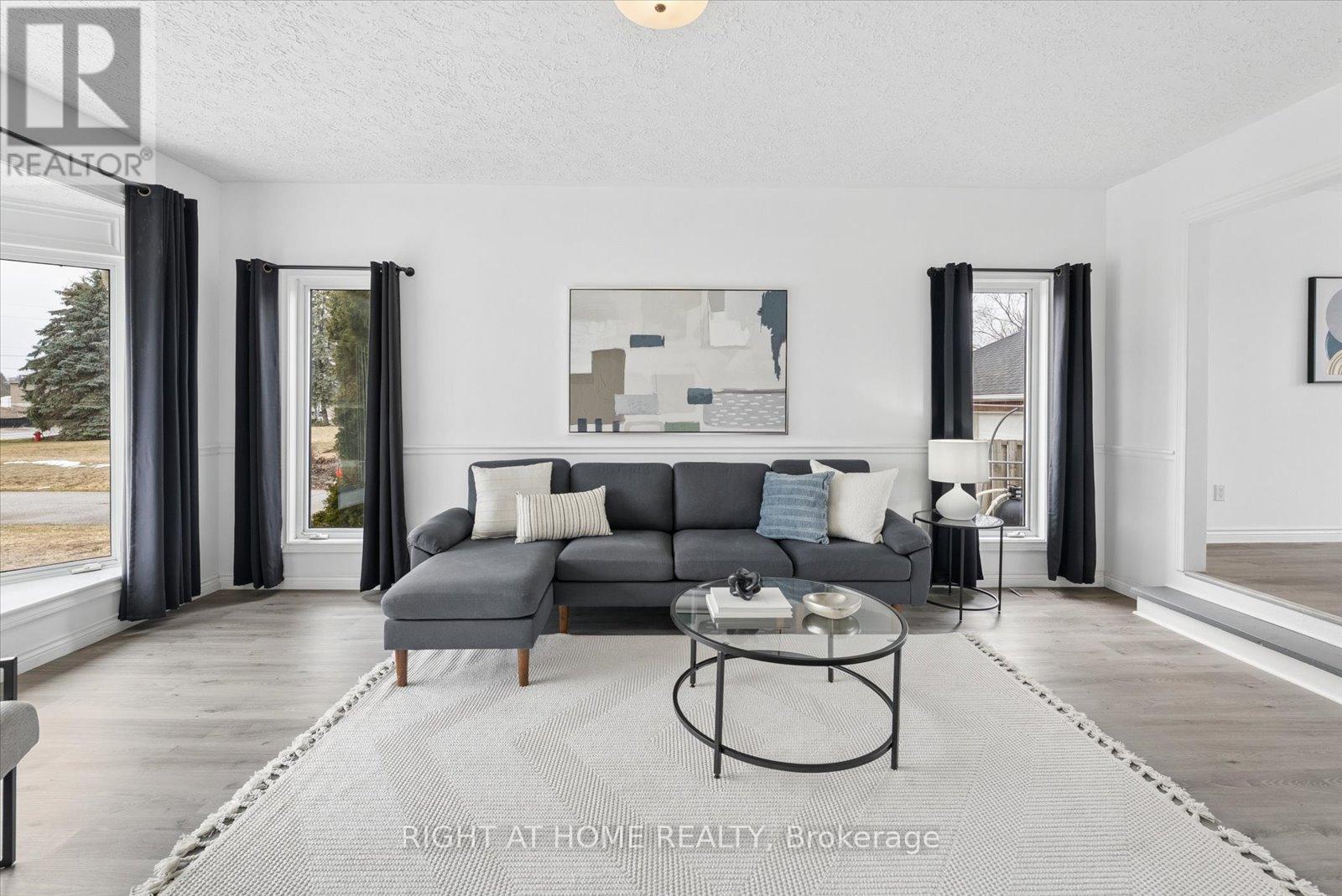 1252 Shore Acres Drive, Innisfil, Ontario  L0L 1R0 - Photo 4 - N12913548