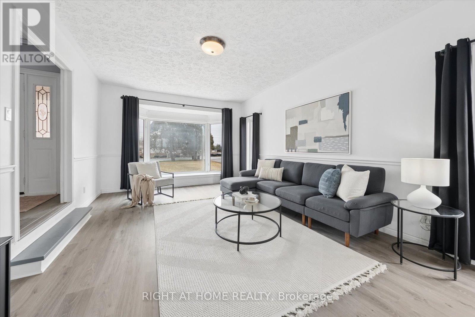 1252 Shore Acres Drive, Innisfil, Ontario  L0L 1R0 - Photo 5 - N12913548