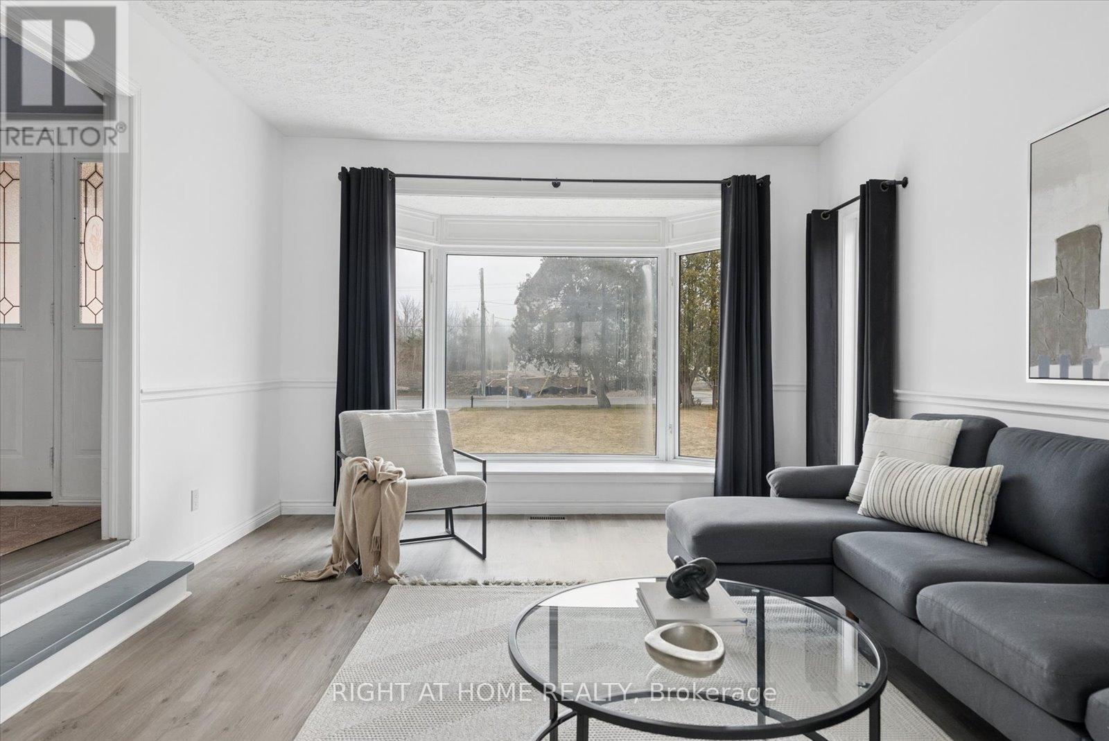 1252 Shore Acres Drive, Innisfil, Ontario  L0L 1R0 - Photo 6 - N12913548